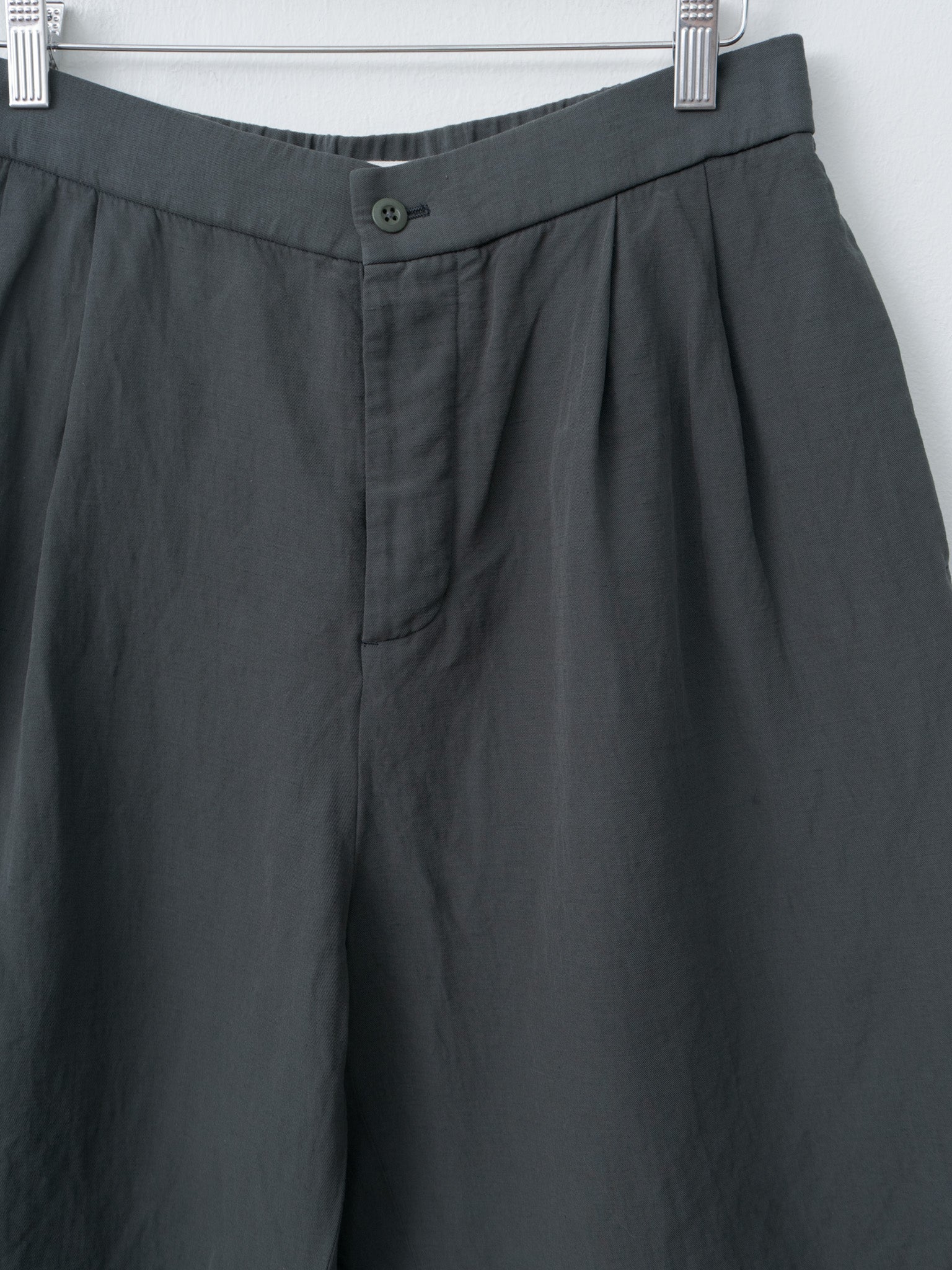 Namu Shop - Aton Cotton Linen Voile Two Tucked Easy Shorts - Dark Green