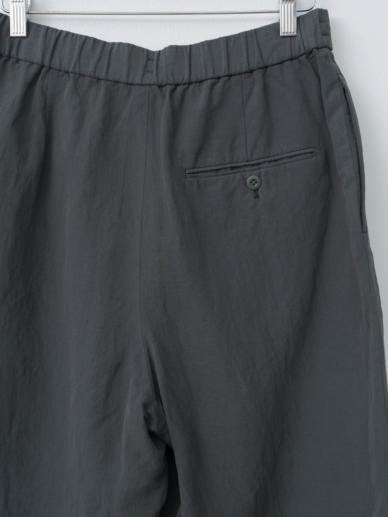 Namu Shop - Aton Cotton Linen Voile Two Tucked Easy Shorts - Dark Green