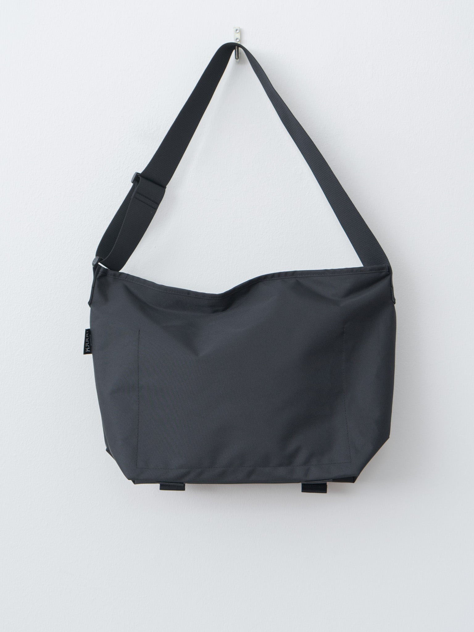 Namu Shop - Amiacalva Karri Messenger M - Black