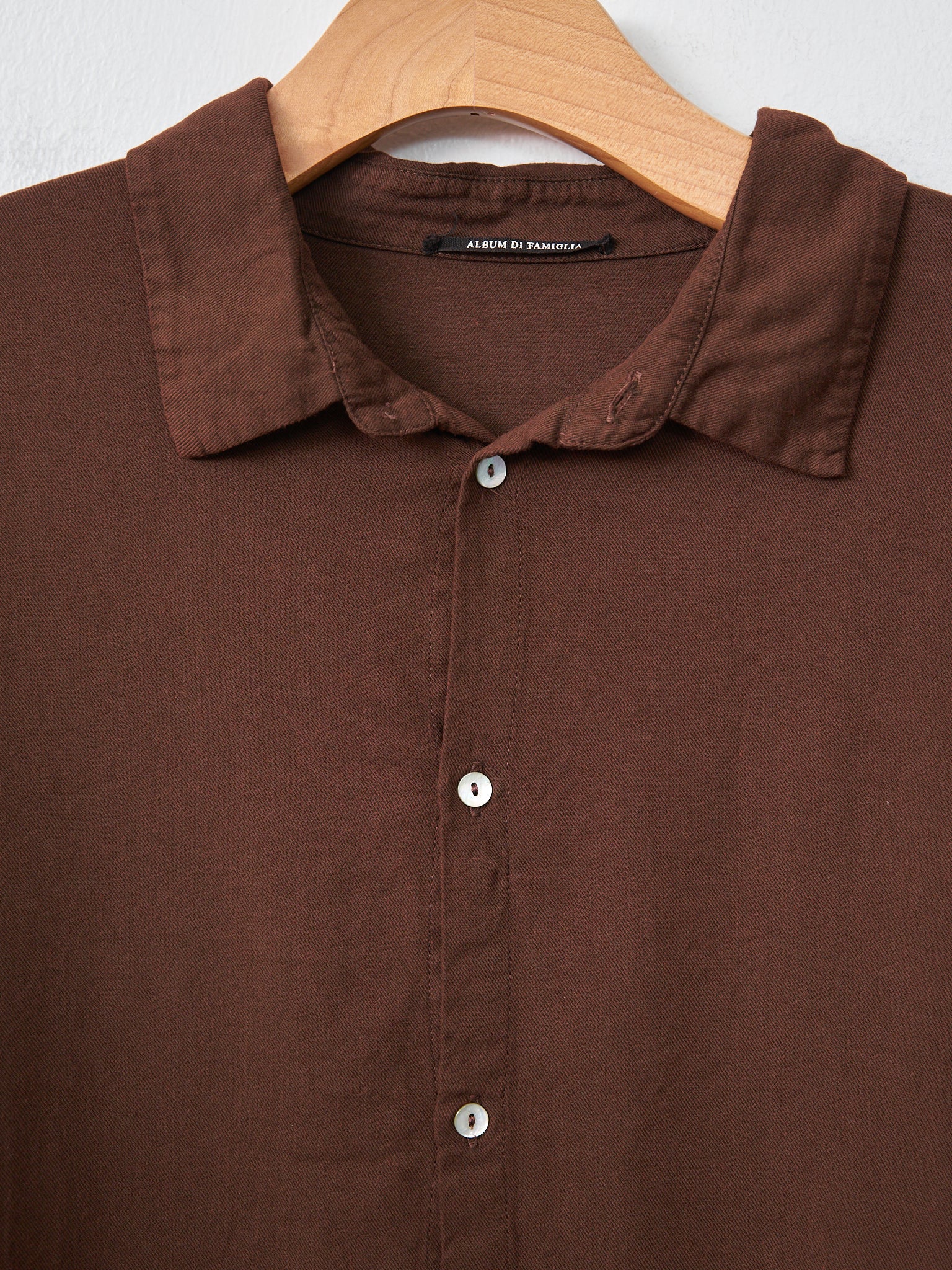 Namu Shop - Album di Famiglia Unisex Collar Shirt TVC - Coffee