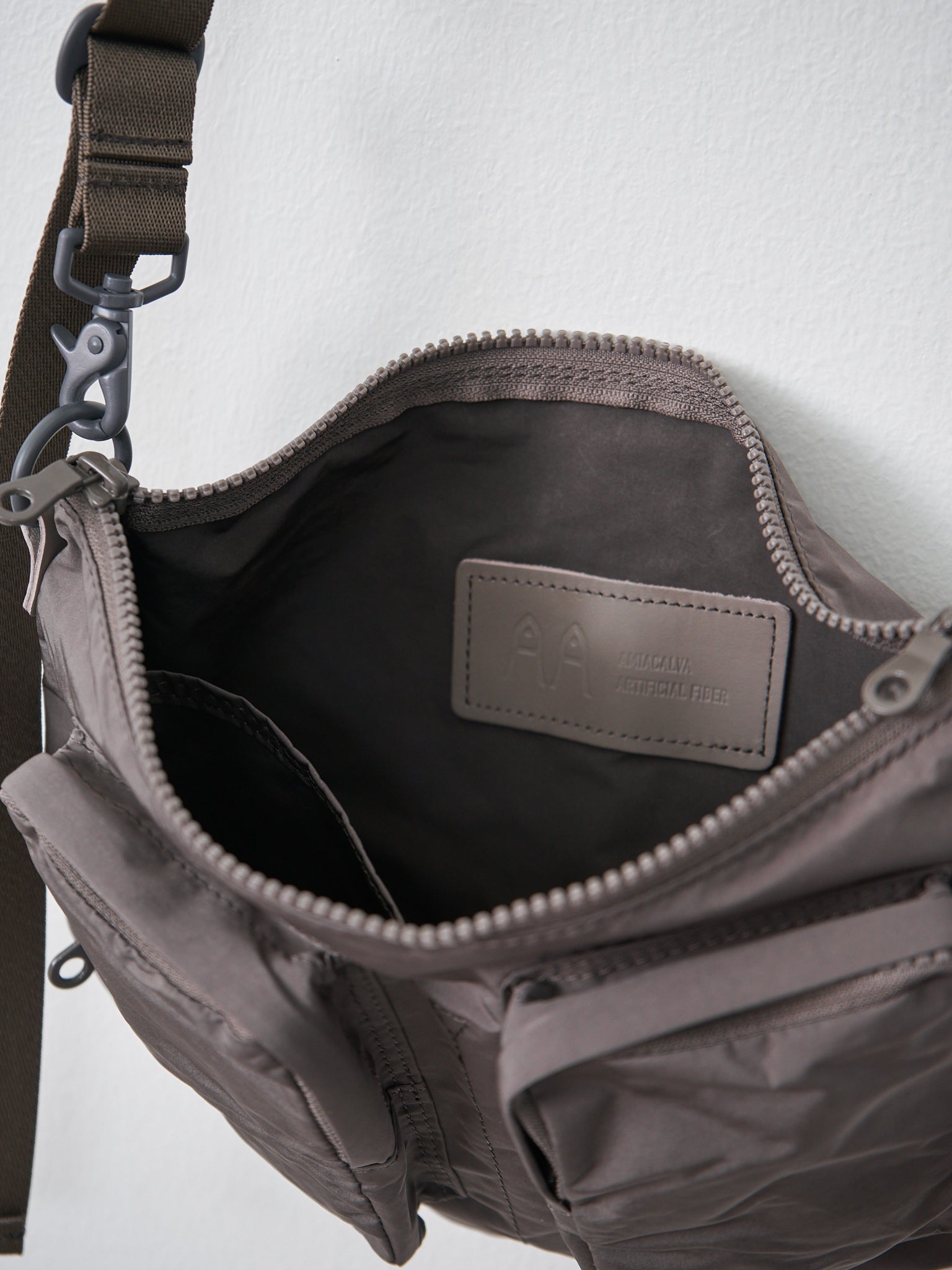Namu Shop - Amiacalva Split Yarn Bodybag Small - Gray