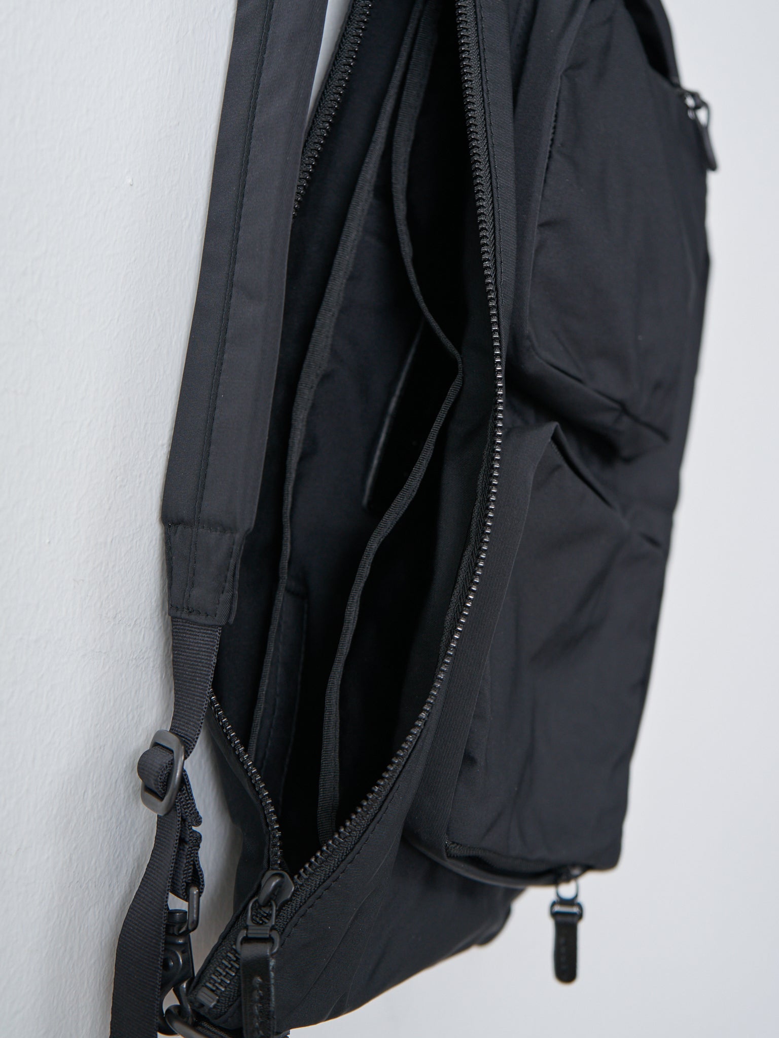 Namu Shop - Amiacalva Gabardine Bodybag - Black