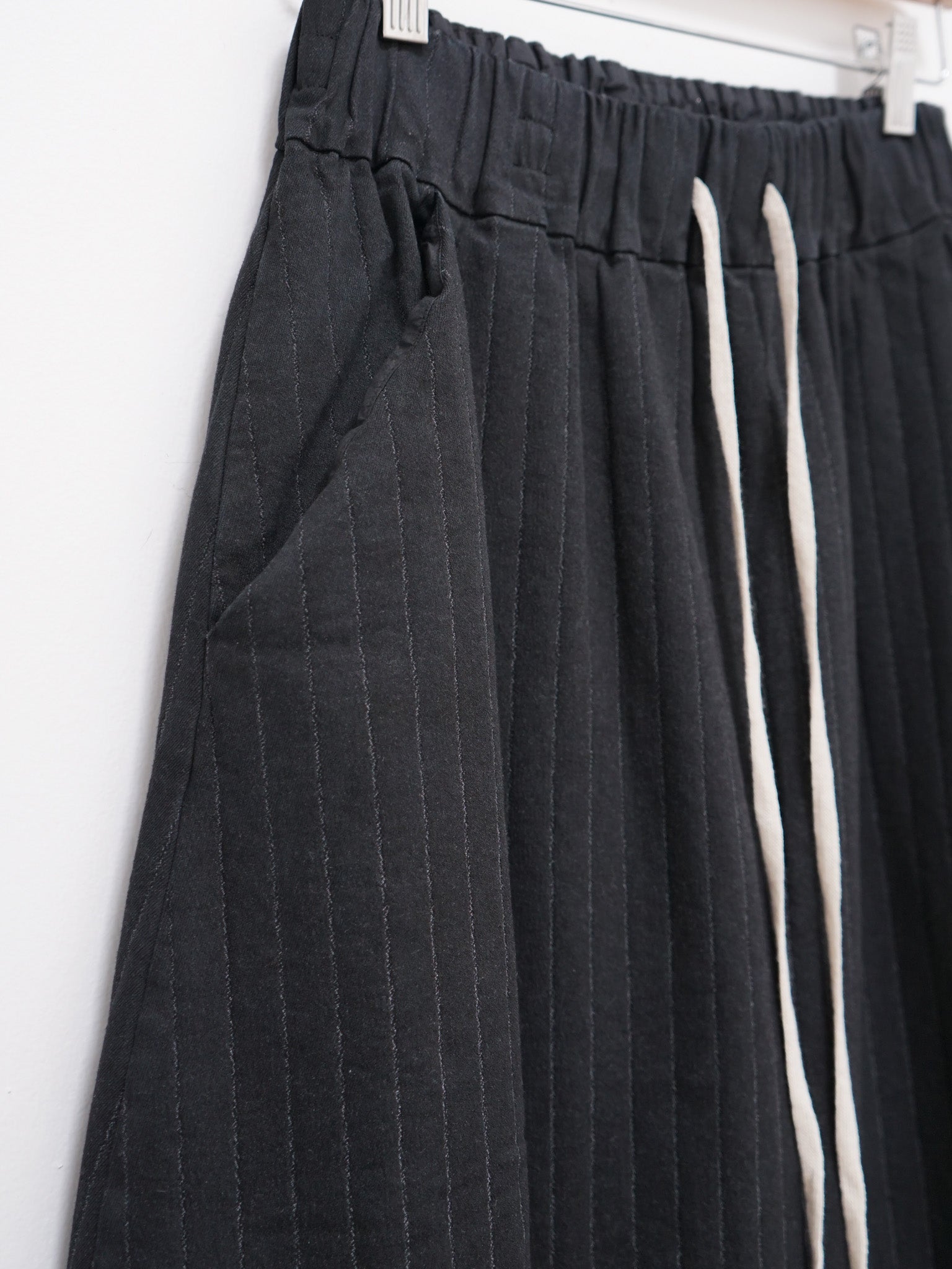 Namu Shop - Album di Famiglia Pinstriped Skirt - Black