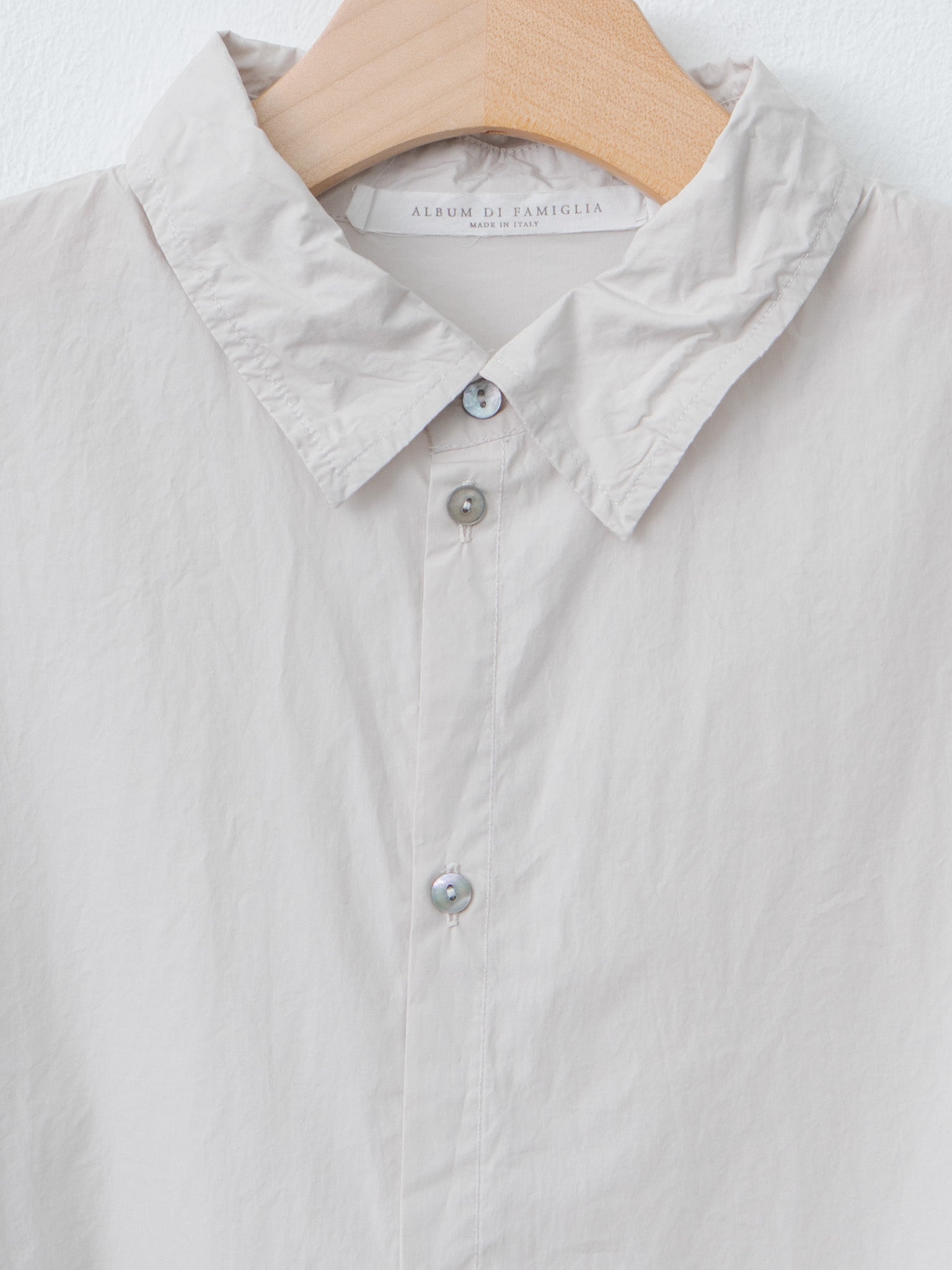 Namu Shop - Album di Famiglia Unisex Collar Shirt TC - Pebble