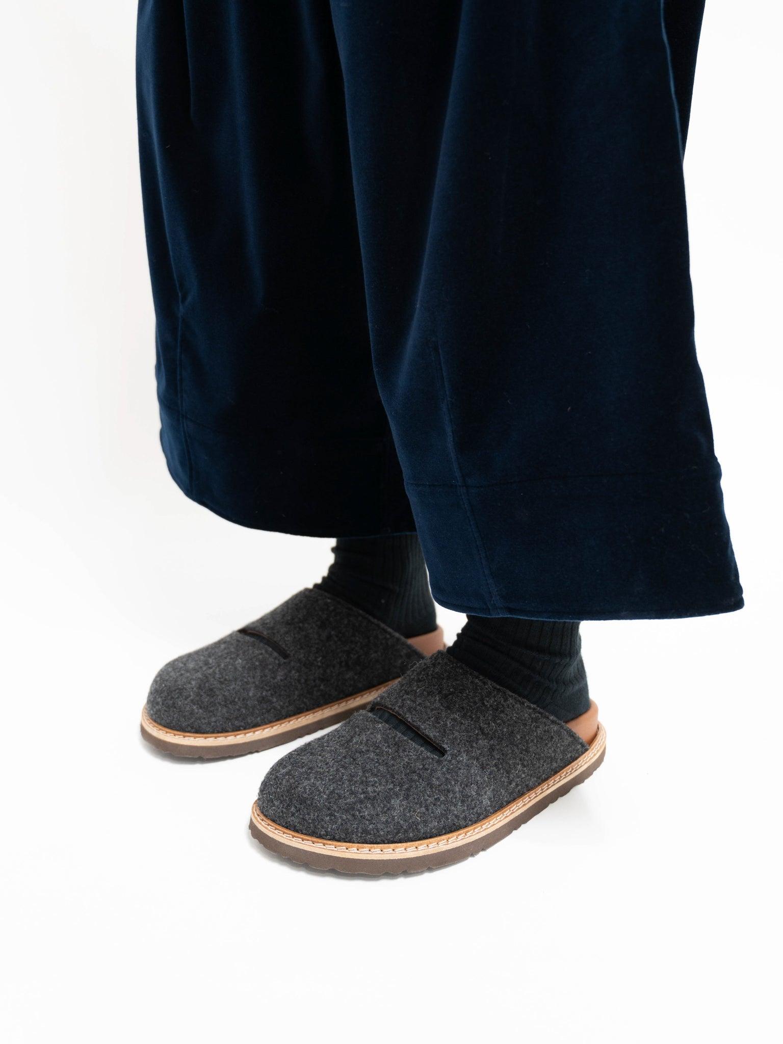 Namu Shop - Sofie D'Hoore Flora Slides - Charcoal